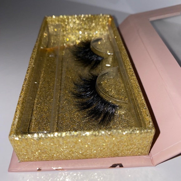 Lashes - Picture 3 of 3